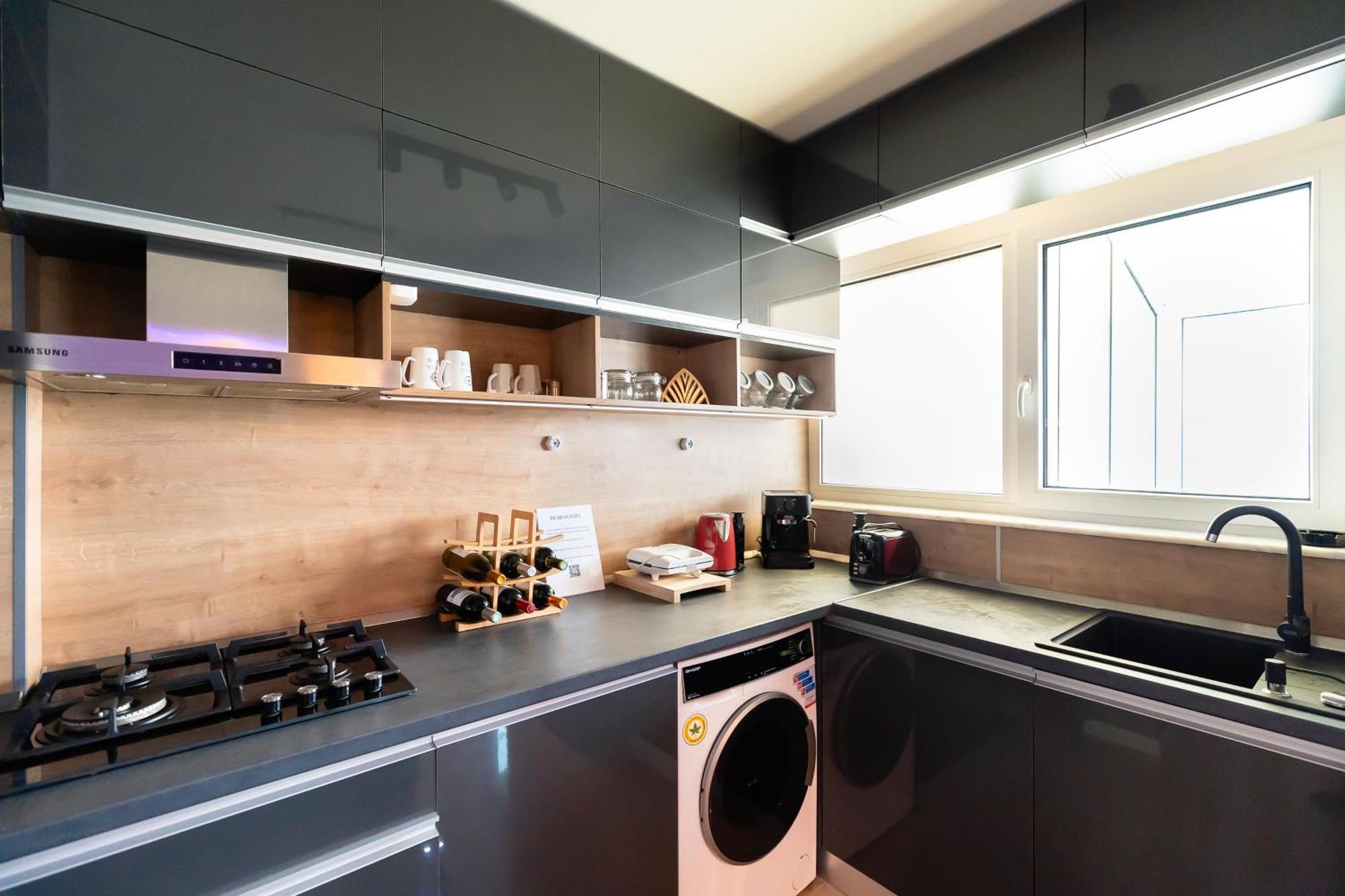 Lazy's Haven - Modern 2br In The Center Apartment *
